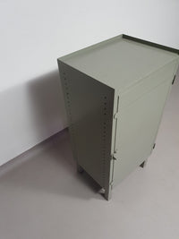 Prachtig werkplaatskastje. Grijs metalen lockertje.
 Industrieel klein dressoir