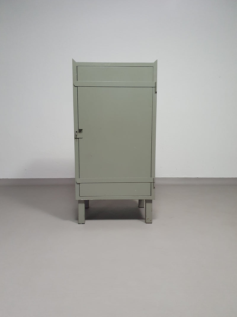 Prachtig werkplaatskastje. Grijs metalen lockertje.
 Industrieel klein dressoir