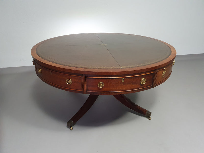 Mahoniehouten Victoriaanse "Heldense" salontafel / trommeltafel met leren blad op messing wielen. Jaren '80