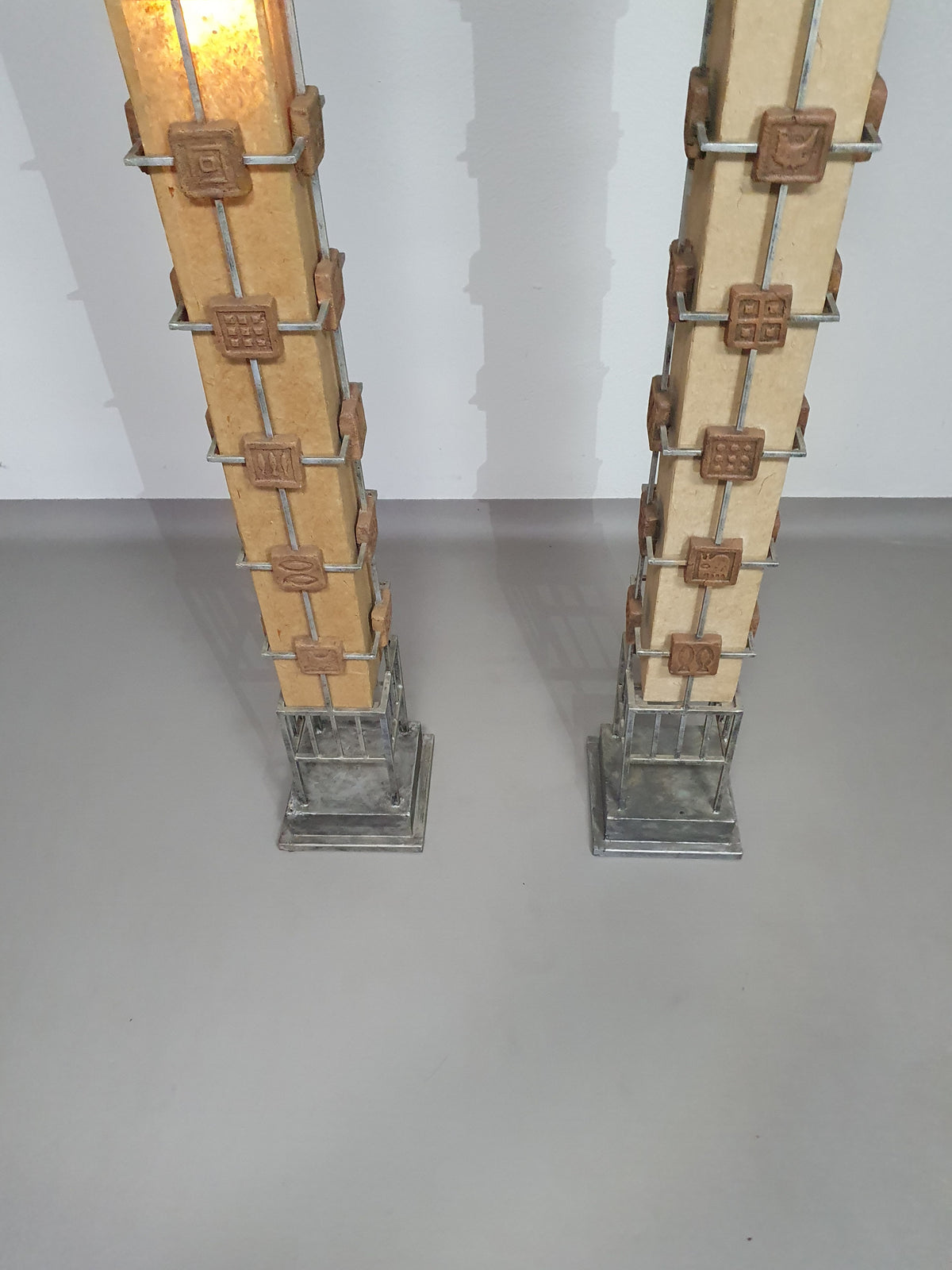 Set brutalist floor lamps with tiles.
Height 165 cm. 2 x bubble per lamp