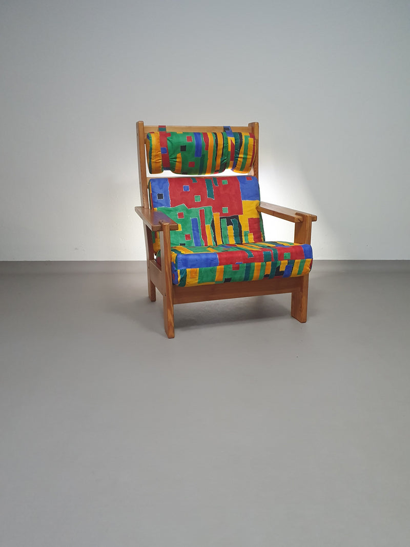 Fauteuil uit Frankrijk, daterend uit de jaren 60. Het frame is gemaakt van grenen en verkeert in originele, goed gepresenteerde staat. Ontwerper (voor zover bekend) onbekend.