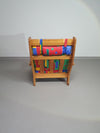 Fauteuil uit Frankrijk, daterend uit de jaren 60. Het frame is gemaakt van grenen en verkeert in originele, goed gepresenteerde staat. Ontwerper (voor zover bekend) onbekend.