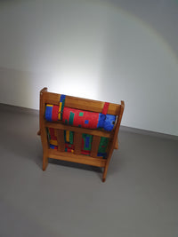 Fauteuil uit Frankrijk, daterend uit de jaren 60. Het frame is gemaakt van grenen en verkeert in originele, goed gepresenteerde staat. Ontwerper (voor zover bekend) onbekend.