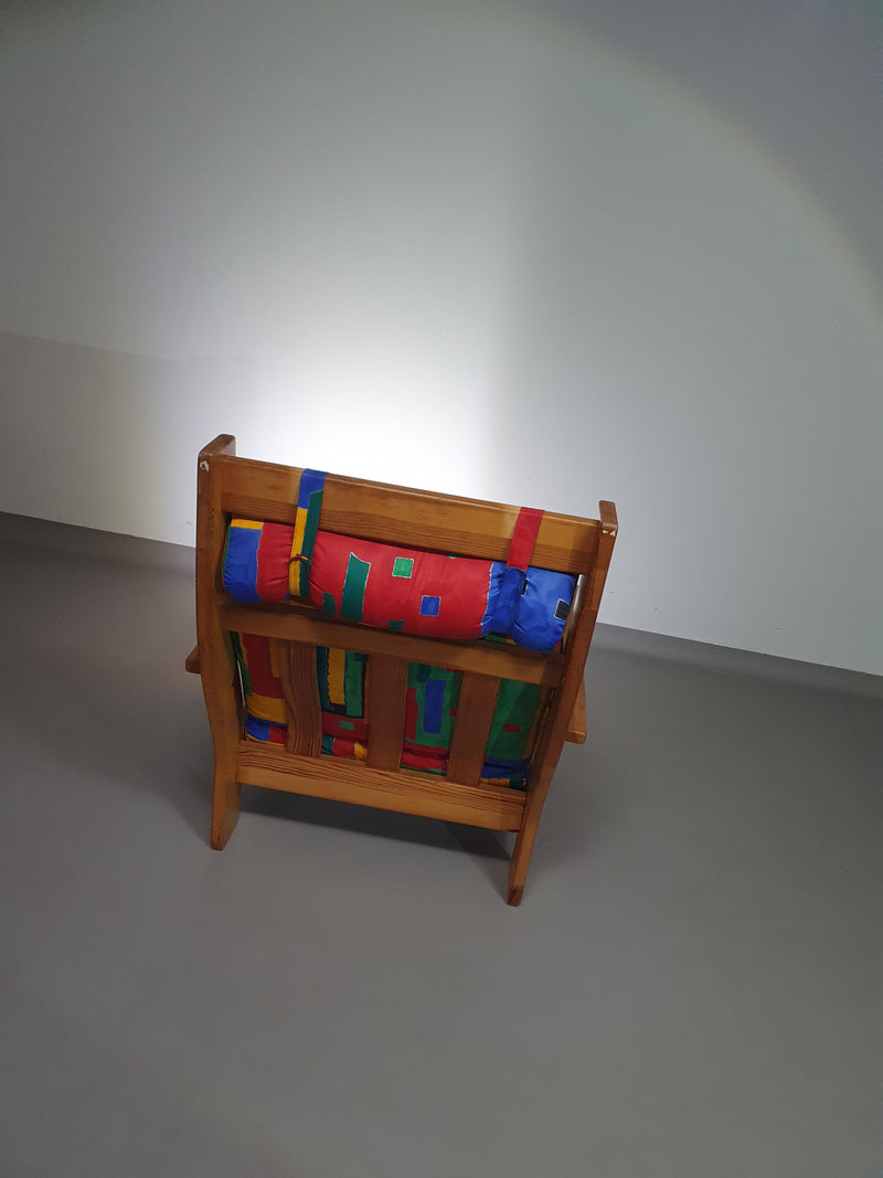 Fauteuil uit Frankrijk, daterend uit de jaren 60. Het frame is gemaakt van grenen en verkeert in originele, goed gepresenteerde staat. Ontwerper (voor zover bekend) onbekend.