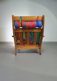 Fauteuil uit Frankrijk, daterend uit de jaren 60. Het frame is gemaakt van grenen en verkeert in originele, goed gepresenteerde staat. Ontwerper (voor zover bekend) onbekend.
