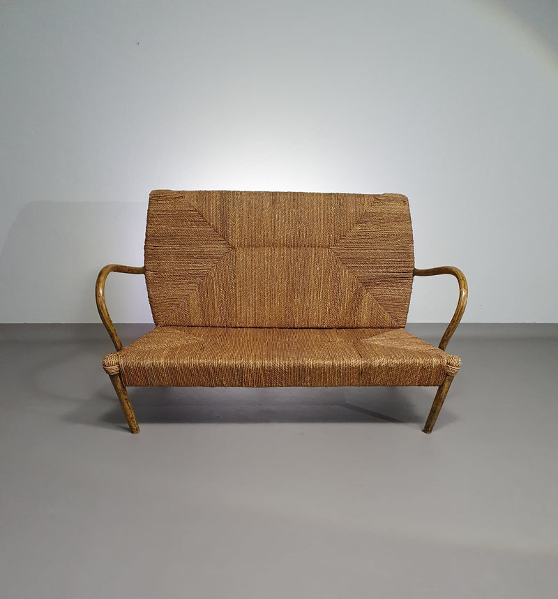 Vintage Franse papercordbank met een metalen frame