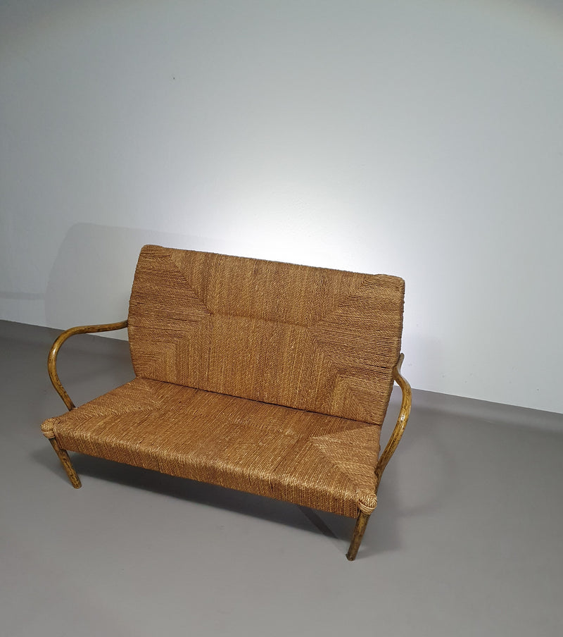Vintage Franse papercordbank met een metalen frame