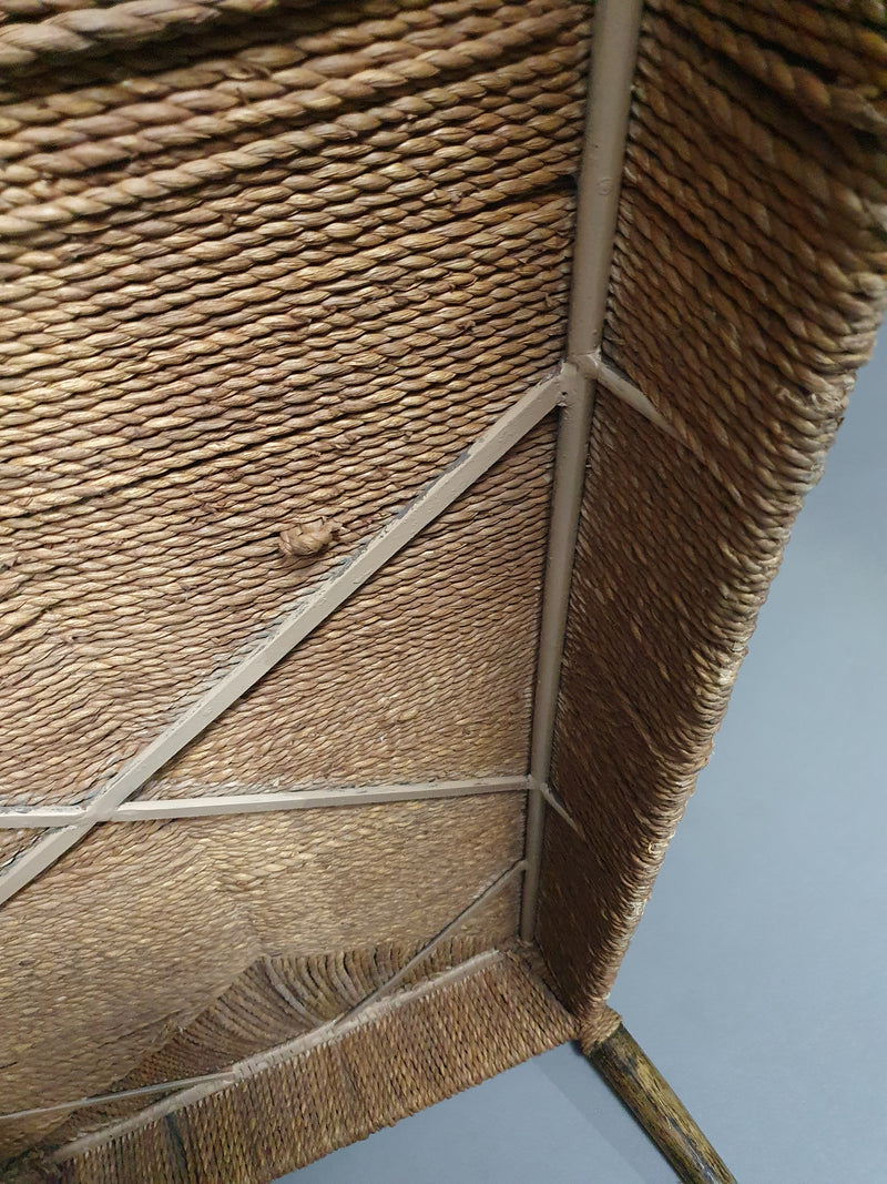 Vintage Franse papercordbank met een metalen frame