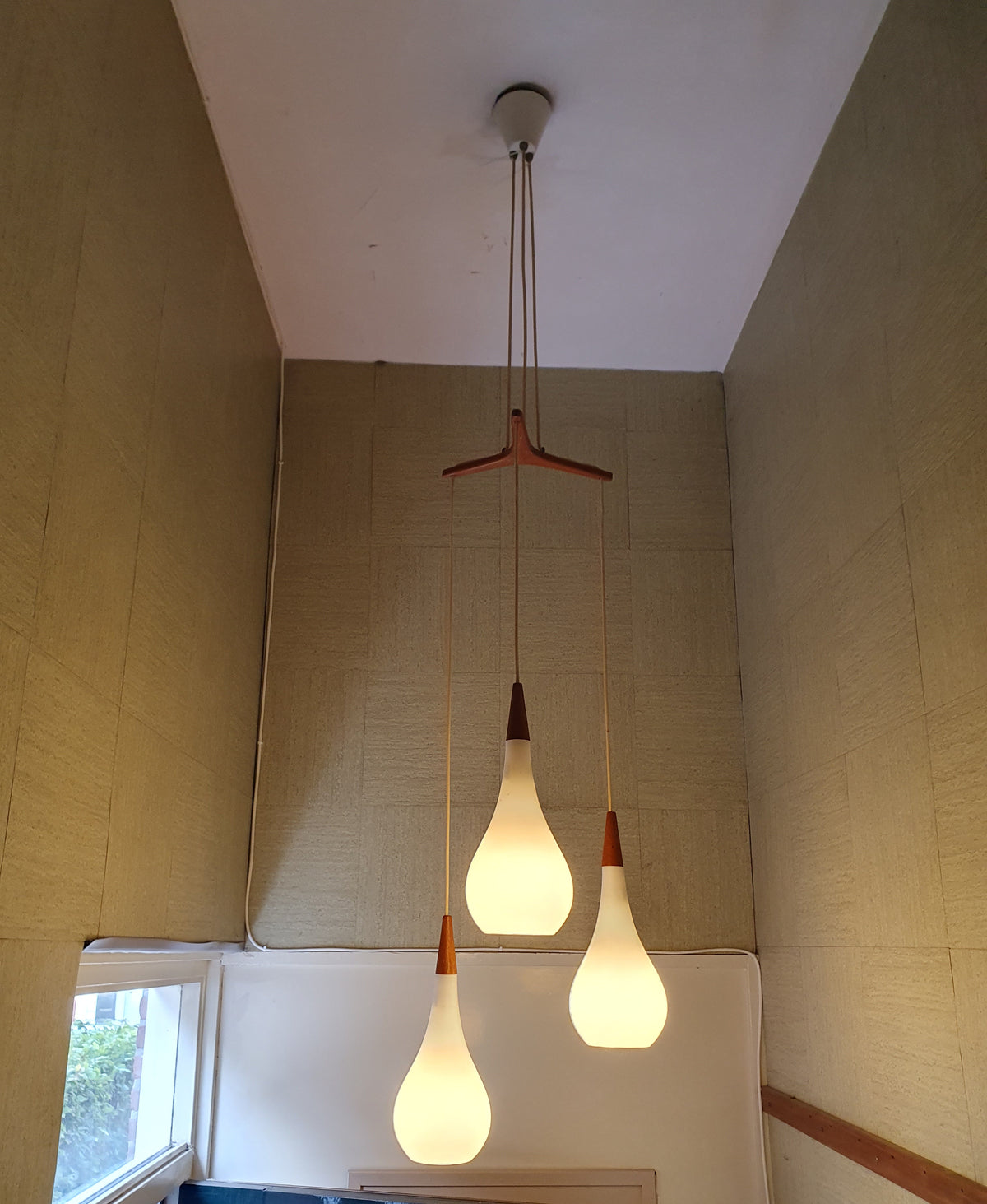 Holmegaard - Michael Bang - triangle Raindrop hanglamp / pendant - Opaal wit / opal white - Teak - Midcentury design
Cluster pendant light