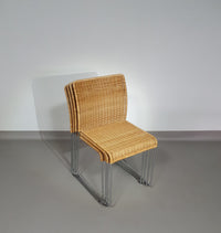 Stapelbare rieten, rotan stoelen (4) model S.21 op een verchroomde stalen structuur. Ontworpen door Tito Agnoli