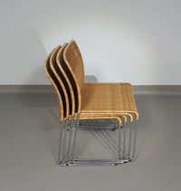 Stapelbare rieten, rotan stoelen (4) model S.21 op een verchroomde stalen structuur. Ontworpen door Tito Agnoli