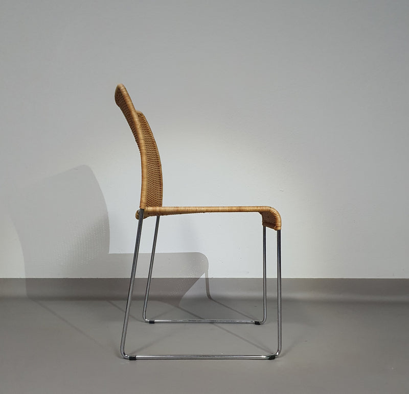 Stapelbare rieten, rotan stoelen (4) model S.21 op een verchroomde stalen structuur. Ontworpen door Tito Agnoli