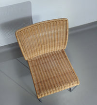 Stapelbare rieten, rotan stoelen (4) model S.21 op een verchroomde stalen structuur. Ontworpen door Tito Agnoli