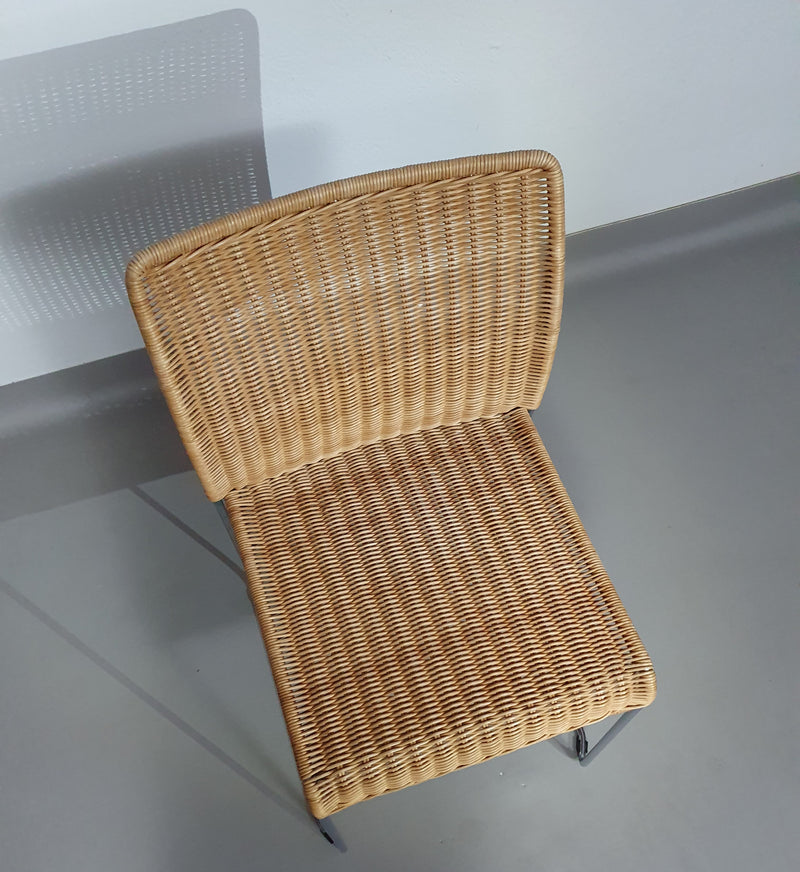 Stapelbare rieten, rotan stoelen (4) model S.21 op een verchroomde stalen structuur. Ontworpen door Tito Agnoli