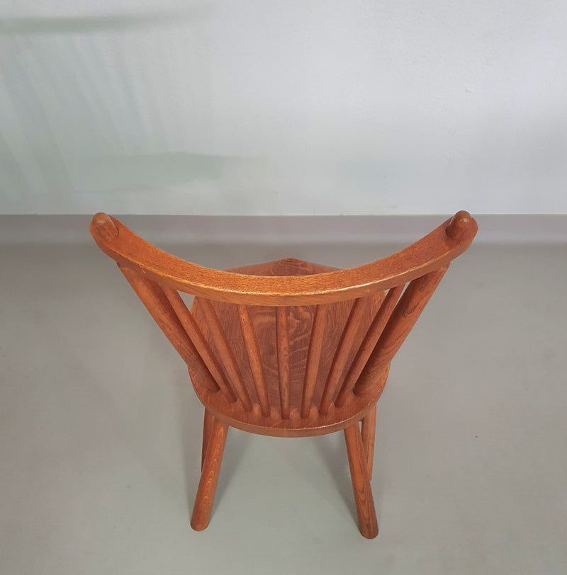 De Ster Geldermalsen Spindle Back eetkamerstoel 6 x in massief Eiken. Met een kleine gesneden decoratie in de rugleuning.
 Jaren 60