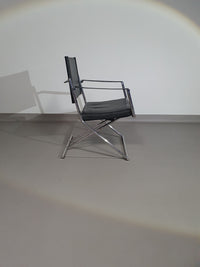 2 leren chromen klapstoelen