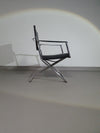2 leren chromen klapstoelen