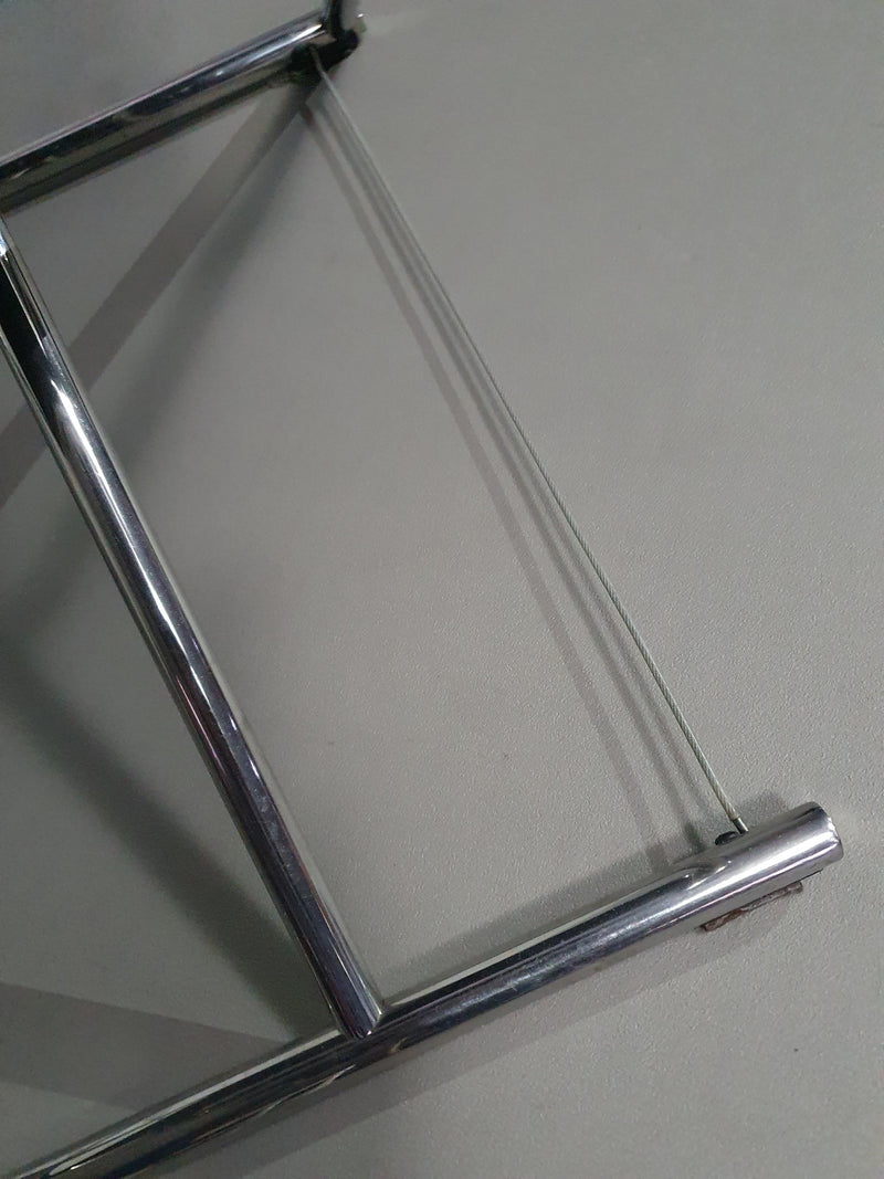 2 leren chromen klapstoelen