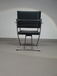 2 leren chromen klapstoelen