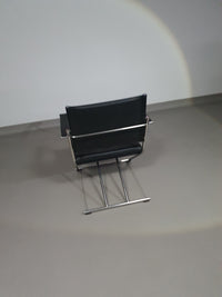 2 leren chromen klapstoelen