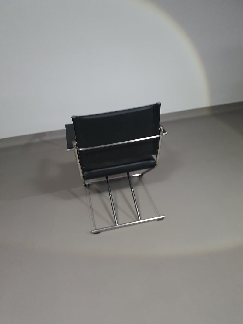 2 leren chromen klapstoelen