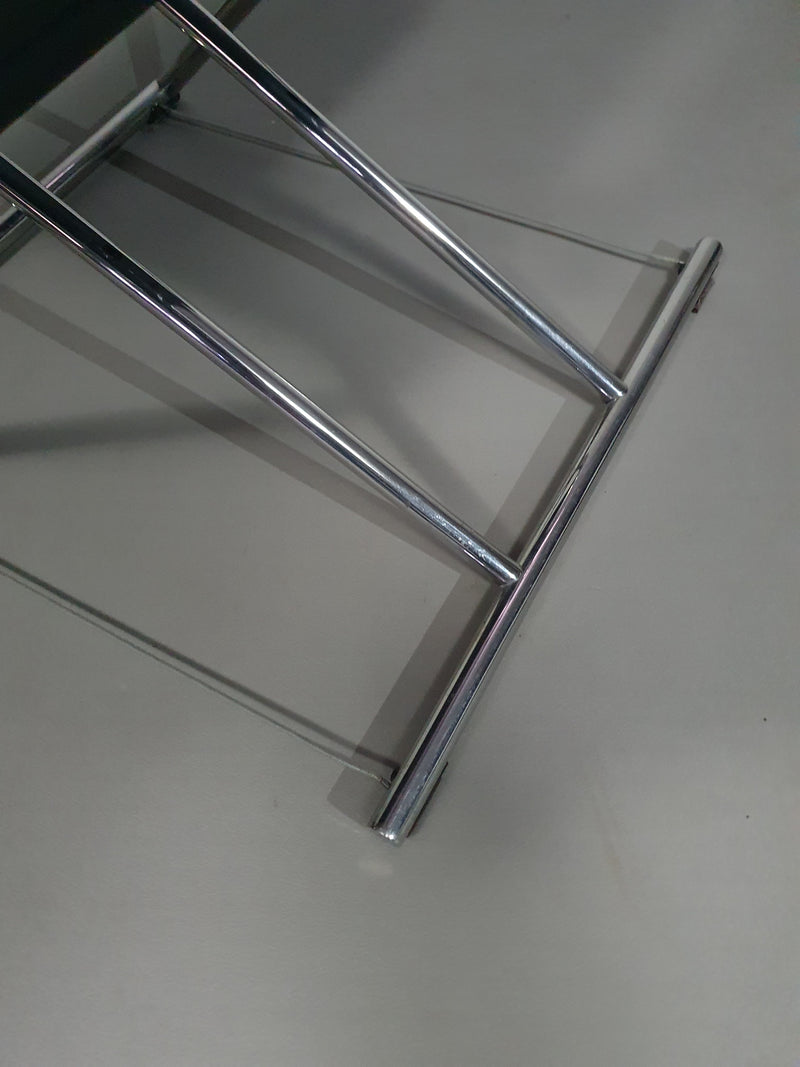 2 leren chromen klapstoelen