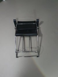 2 leren chromen klapstoelen