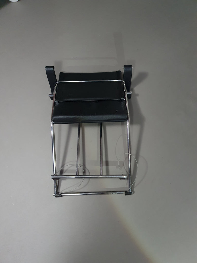 2 leren chromen klapstoelen