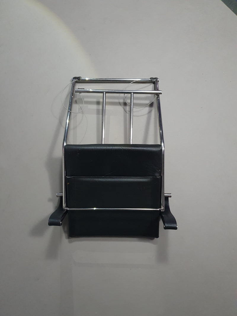 2 leren chromen klapstoelen