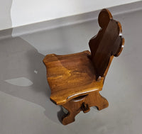 2 Brutalistische kinderstoelen