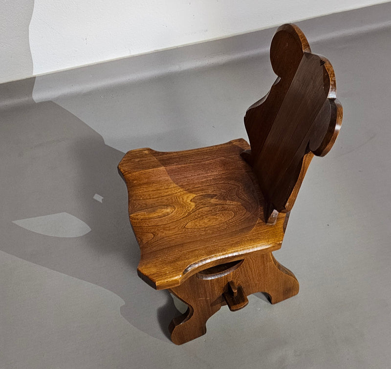 2 Brutalistische kinderstoelen