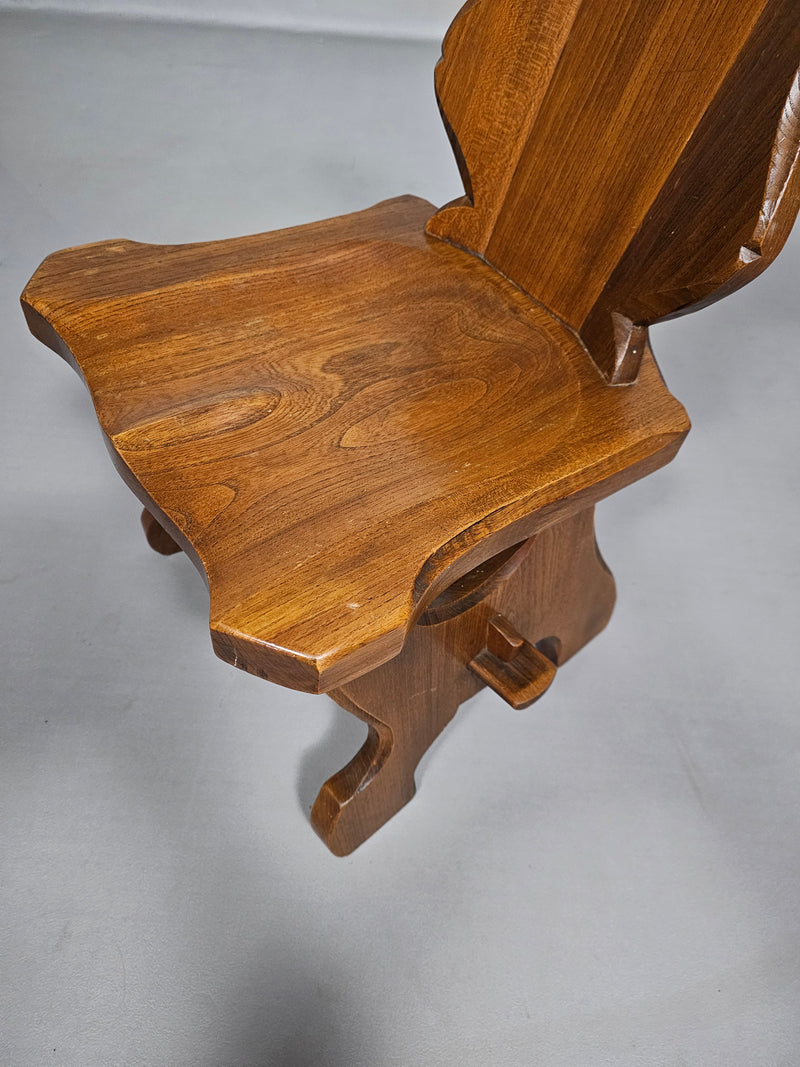 2 Brutalistische kinderstoelen