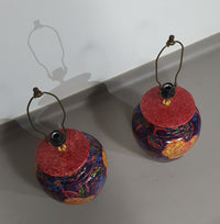 Handgedraaide keramische / geglazuurde vaaslamphouders jaren 70 (waarschijnlijk Frans)
 Hoogte / vaas 40 cm
 Diepte / 32 cm
 Totale hoogte 74 cm