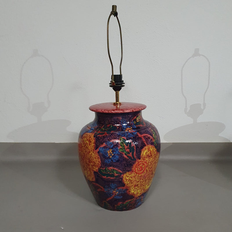 Handgedraaide keramische / geglazuurde vaaslamphouders jaren 70 (waarschijnlijk Frans)
 Hoogte / vaas 40 cm
 Diepte / 32 cm
 Totale hoogte 74 cm