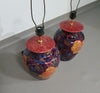 Handgedraaide keramische / geglazuurde vaaslamphouders jaren 70 (waarschijnlijk Frans)
 Hoogte / vaas 40 cm
 Diepte / 32 cm
 Totale hoogte 74 cm