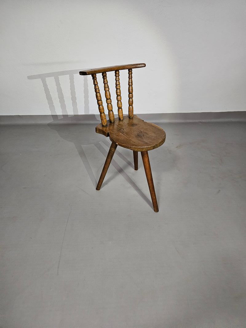 Prachtige oude boeren driepoot stoel voor decoratief gebruik.