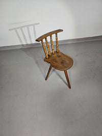 Prachtige oude boeren driepoot stoel voor decoratief gebruik.
