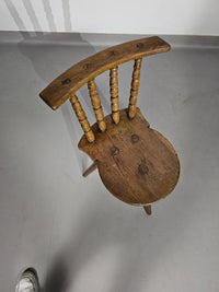 Prachtige oude boeren driepoot stoel voor decoratief gebruik.