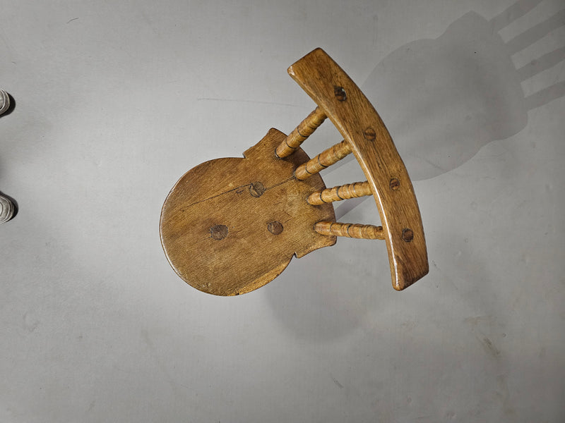 Prachtige oude boeren driepoot stoel voor decoratief gebruik.
