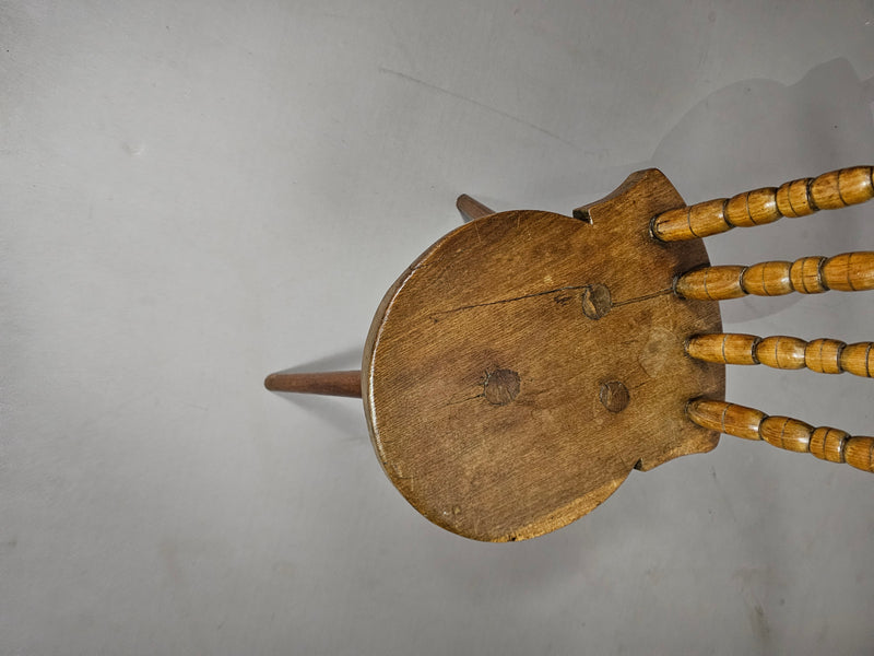 Prachtige oude boeren driepoot stoel voor decoratief gebruik.
