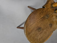Prachtige oude boeren driepoot stoel voor decoratief gebruik.