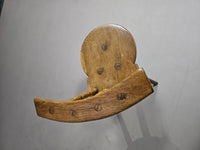 Prachtige oude boeren driepoot stoel voor decoratief gebruik.