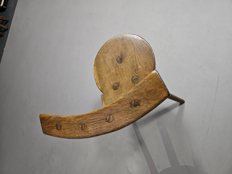 Prachtige oude boeren driepoot stoel voor decoratief gebruik.