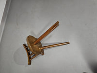 Prachtige oude boeren driepoot stoel voor decoratief gebruik.