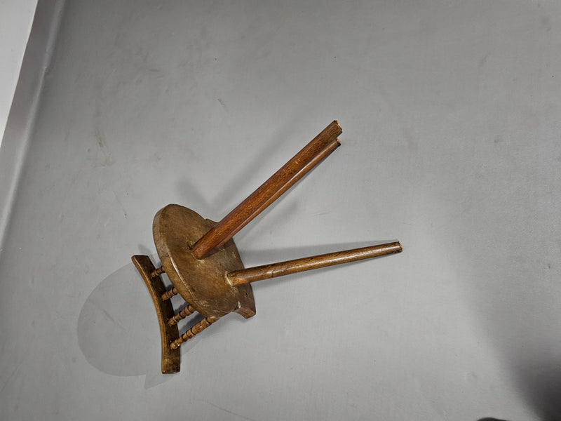Prachtige oude boeren driepoot stoel voor decoratief gebruik.