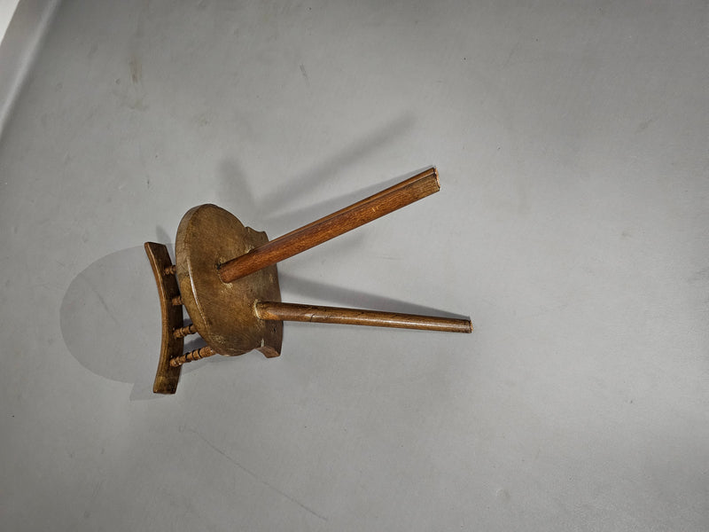 Prachtige oude boeren driepoot stoel voor decoratief gebruik.