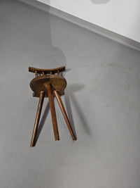 Prachtige oude boeren driepoot stoel voor decoratief gebruik.