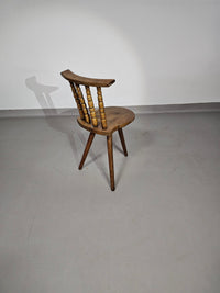 Prachtige oude boeren driepoot stoel voor decoratief gebruik.
