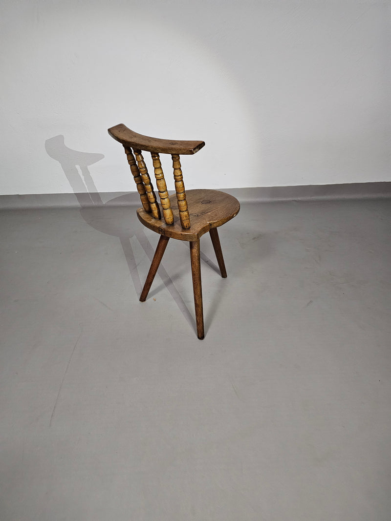 Prachtige oude boeren driepoot stoel voor decoratief gebruik.