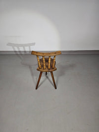 Prachtige oude boeren driepoot stoel voor decoratief gebruik.